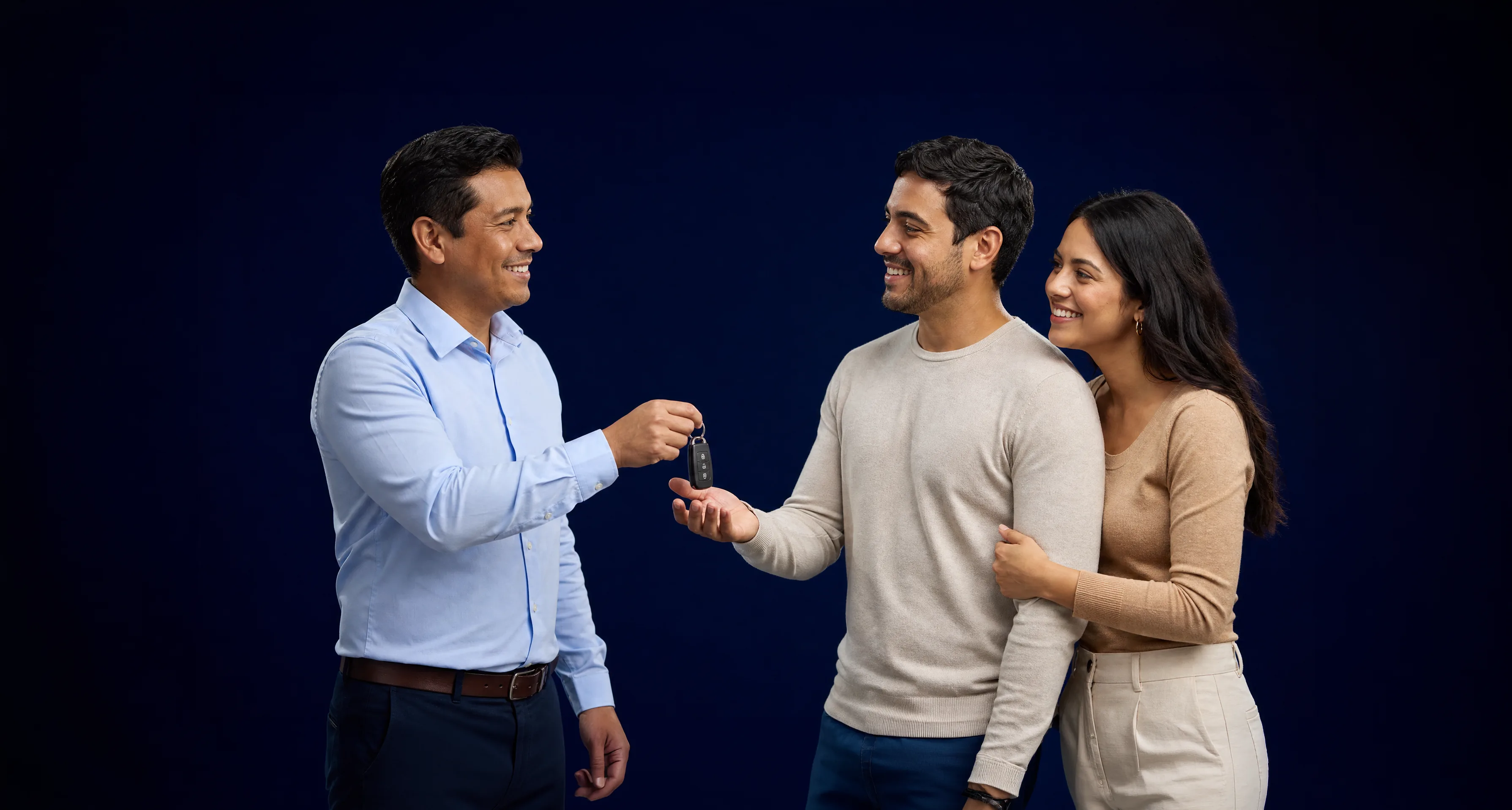 Asesor entregando llaves a sus clientes